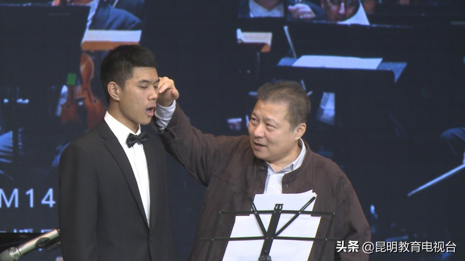 歌唱家迟立明走进昆明艺术学校点拨师生演唱技巧